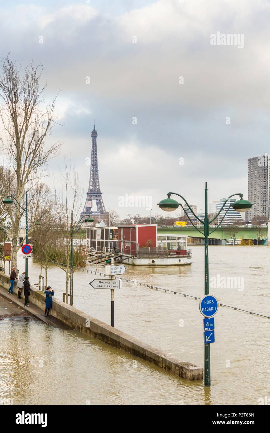 Frankreich, Paris, die Ufer der Seine, der Seine Hochwasser im Januar 2018 auf 5,85 m, die überfluteten Ufer und den Eiffelturm. Stockfoto