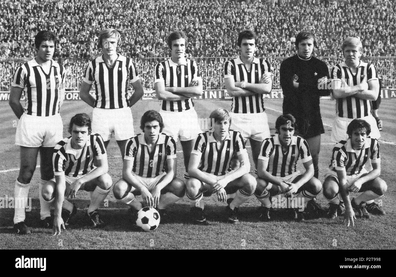 . Mailand, San Siro Stadion, 31. Oktober 1971. Das Line-up von Juventus F.C. nahm, den das Feld auf den Sieg gegen A.C. Mailand (4-1), gültig für die 4. Runde der Italienischen Meisterschaft 1971 - 72 Serie A. Von links nach rechts, stehend: S. Salvadore (Kapitän), F. Morini, L. Spinosi (II), R. Bettega, S. Carmignani, H. Haller; geduckt: F. Capello, F. Causio, G. Marchetti, S. Anastasi, G. Furino. 31 Oktober 1971, 14:30 UTC+1. Unbekannt 45 Juventus FC 1971-72 Stockfoto