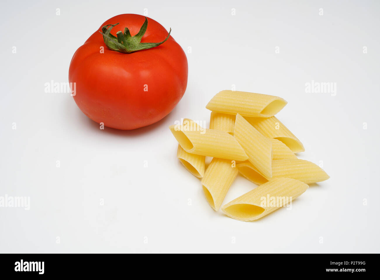 Tomaten und Nudeln auf einem weißen Tisch Stockfoto