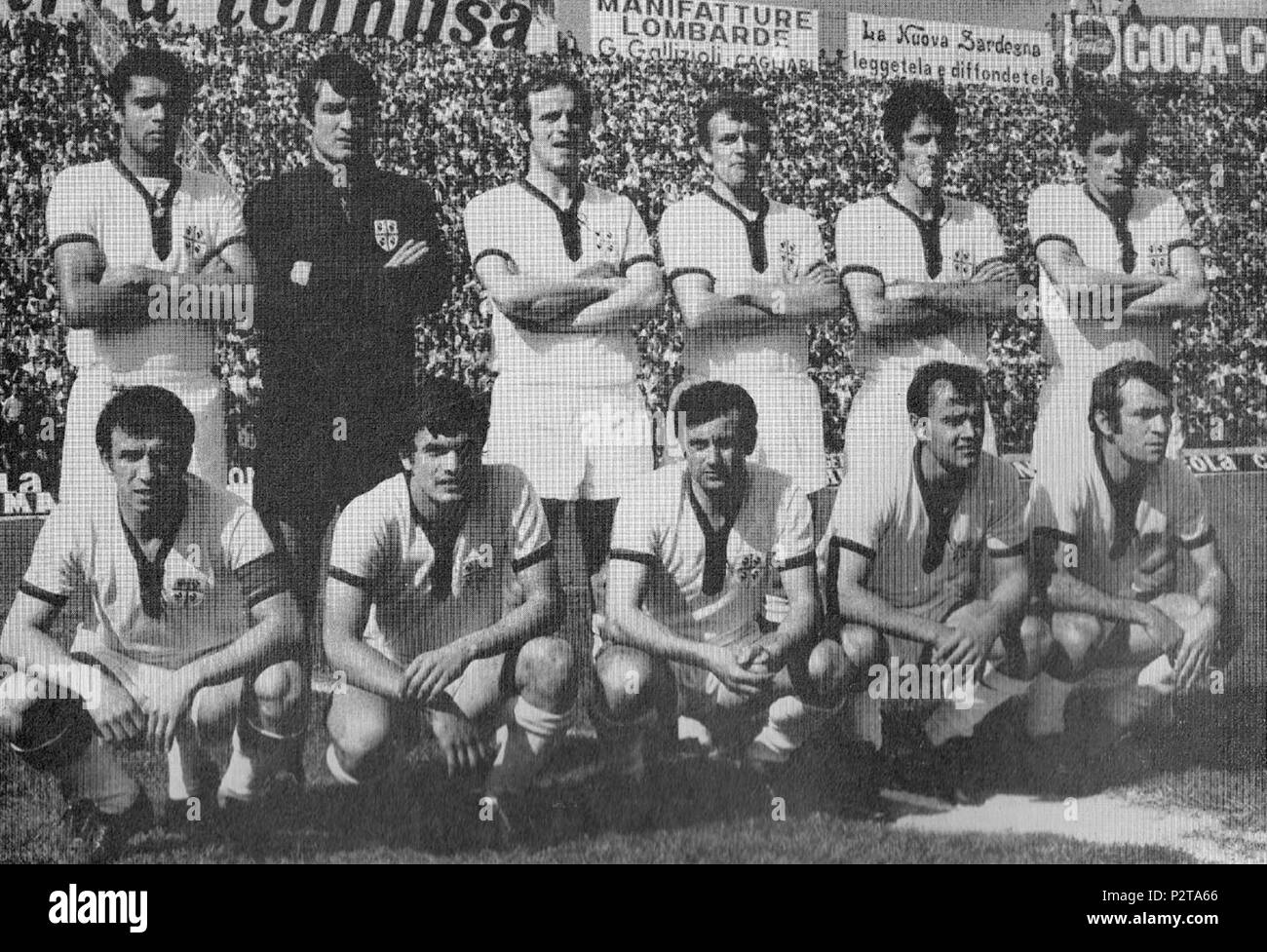 . Italiano: Una formazione del Cagliari Campione d'Italia nella Stagione 1969-70, Posa all'interno dello Stadio Amsicora di Cagliari. Da sinistra, in Piedi: Nené, E., G. Albertosi Tomasini, C. Poli, A. Domenghini, L. Riva; accosciati: s. Cera (Capitano), S. Gori, E., M. Mancin Brugnera, M. Martiradonna. zwischen 1969 und 1970. Unbekannt 89 US Cagliari 1969-70 Stockfoto