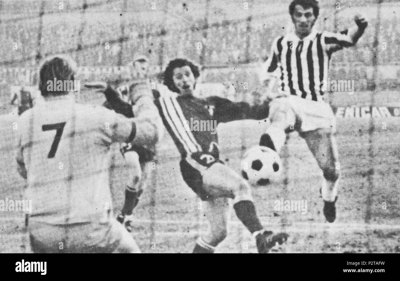 . Italiano: Turin, Stadio Comunale, 27 Maggio 2005 1971. Il calciatore italiano Adriano Novellini (a destra) realizza il secondo Gol della Juventus nella vitttoria 2-0 Contro il Twente, nella sfida valevole per l'andata dei Quarti di Finale della Coppa delle Fiere 1970-71. 27. Januar 1971. Unbekannt 2 1970-71 Inter-Cities Messen Schale - Juventus FC V FC Twente - Adriano Novellini Scoring Stockfoto