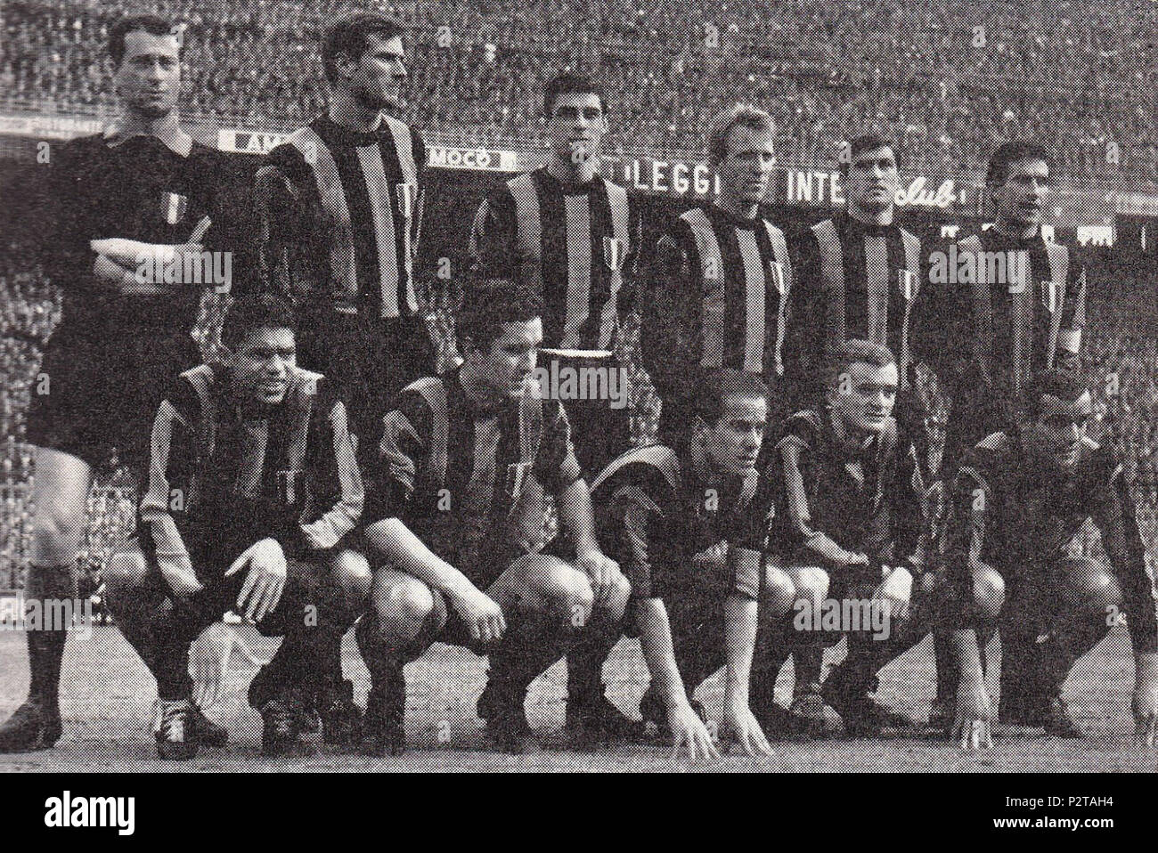 . Italiano: Una formazione dell'Inter nella Stagione 1963-64, Posa all'interno dello Stadio San Siro di Milano. Da sinistra, in Piedi: G. Sarti, G. Facchetti, A. Guarneri, C., T. Tagnin Burgnich, A.Picchi (Capitano); accosciati: Jair da Costa" Jair', B. Petroni, L. Suárez Miramontes, S. Mazzola, M. Corso. zwischen 1963 und 1964. Keystone 30 Football Club Internazionale 1963-64 Stockfoto