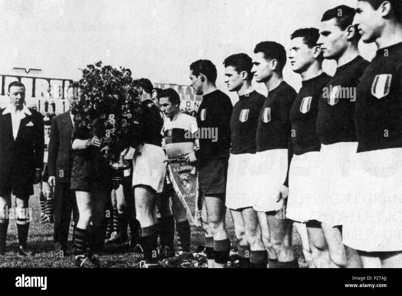 . Italiano: Turin, Stadio San Miguel, 15 maggio 1949. La Squadra Ragazzi del Torino, in Campo undici giorni Dopo la tragedia di Superga in Cui perì Il Grande Torino, nei convenevoli di Rito prima dell'inizio della sfida Contro il Genua (anch'Esso nell'occasione in Campo con La sua formazione Giovanile) valevole per la 36 ª giornata del Campionato Italiano di Serie A 1948-49-con il Torino già proclamato Campione d'Italia pro delibera della FIGC, dopo La sciagura Aerea, prima della Fine del Torneo. Ich ragazzi Granata vinsero 4-0 La Partita (A. Giammarinaro 37', G. Marchetto 56 e86', S. 8 Lussu Stockfoto