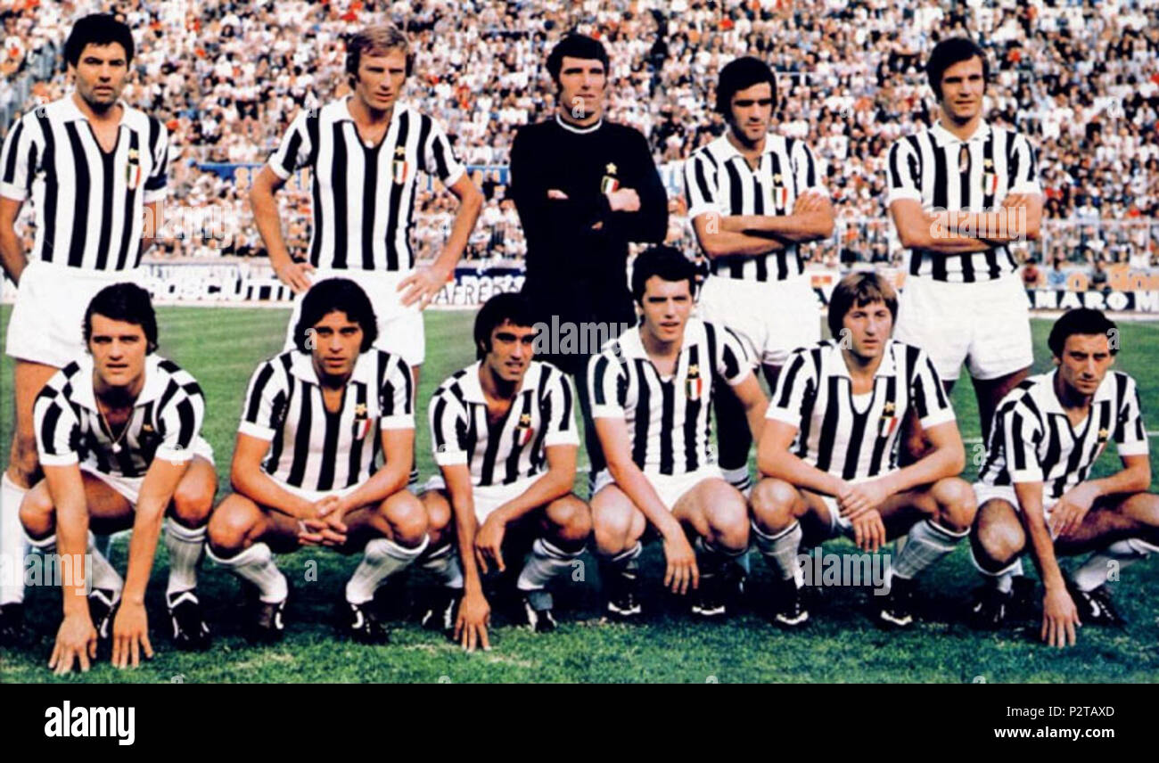. Bologna, kommunale Stadion, 24. September 1972. Das Line-up von Juventus F.C. nahm auf das Feld im Weg Sieg gegen Bologna F.C. (2-0), gültig für die 1. Runde des Italienischen Meisterschaft 1972 - 73 Serie A. Von links nach rechts, stehend: S. Salvadore (Kapitän), F. Morini, D. Zoff, A. Cuccureddu, L. Spinosi; geduckt: F. Capello, F. Causio, S. Anastasi, R. Bettega, G. Marchetti, G. Furino. 24 September 1972, 16:30 UTC+1. Foto Archivio GS und Collezione Lamberto Bertozzi 45 Juventus Football Club 1972-73 Stockfoto