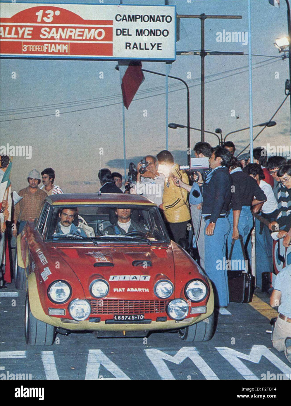 . Englisch: Maurizio Verini und Co - Treiber Francesco Rossetti auf einem Fiat 124 Abarth Rally (Gruppe 4) Im 1975 Rallye San Remo. Zwischen dem 1. Oktober 1975 und 4. Oktober 1975. 55 Maurizio Verini ATTUALFOTO - Fiat Abarth 124 Rally (1975 Rallye San Remo) Stockfoto