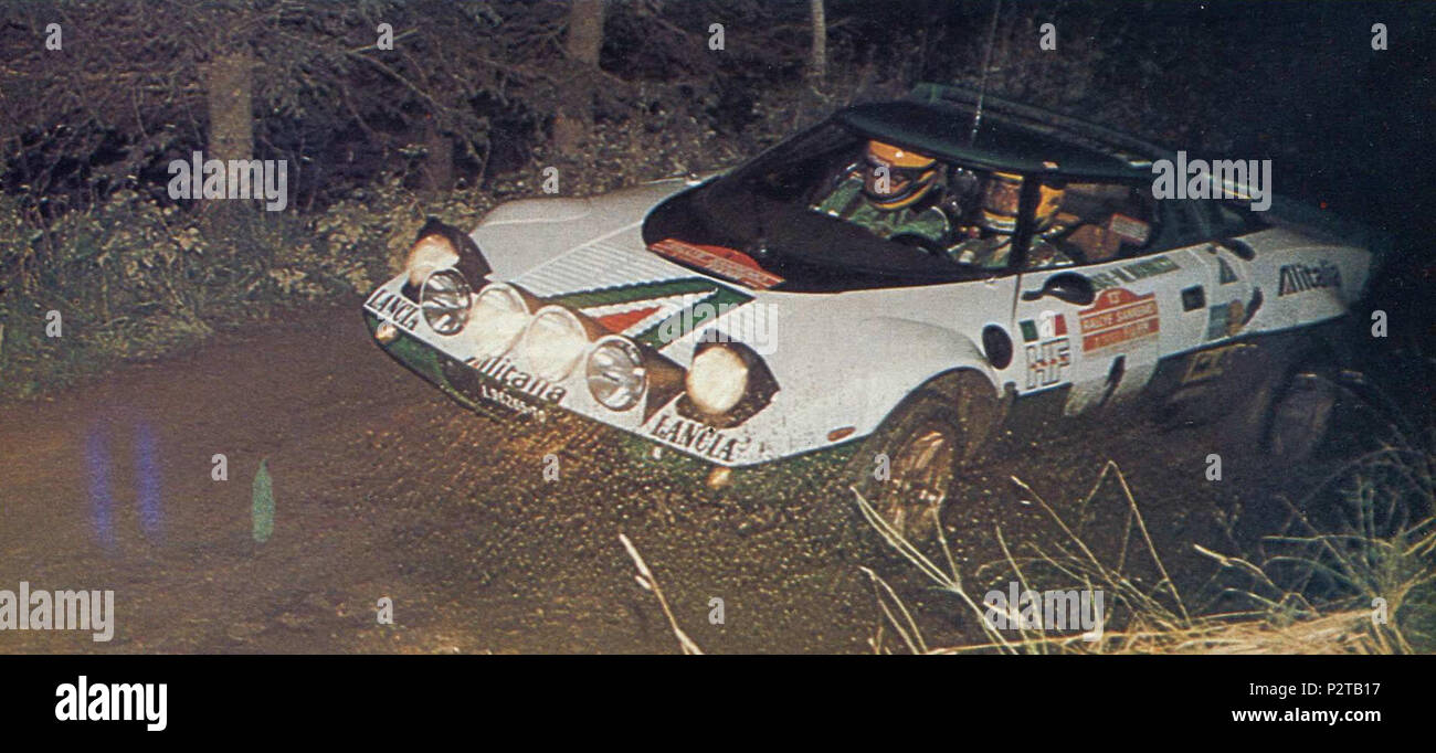 . Englisch: Sandro Munari und Co - Treiber Mario Mannucci auf einem Lancia Stratos HF (Gruppe 4) gesponsert von Alitalia im Jahr 1975 Rallye San Remo, 1. besondere Bühne. 1. Oktober 1975. BIASIOLI 79 Sandro Munari - Lancia Stratos HF Alitalia (1975 Rallye San Remo) Stockfoto