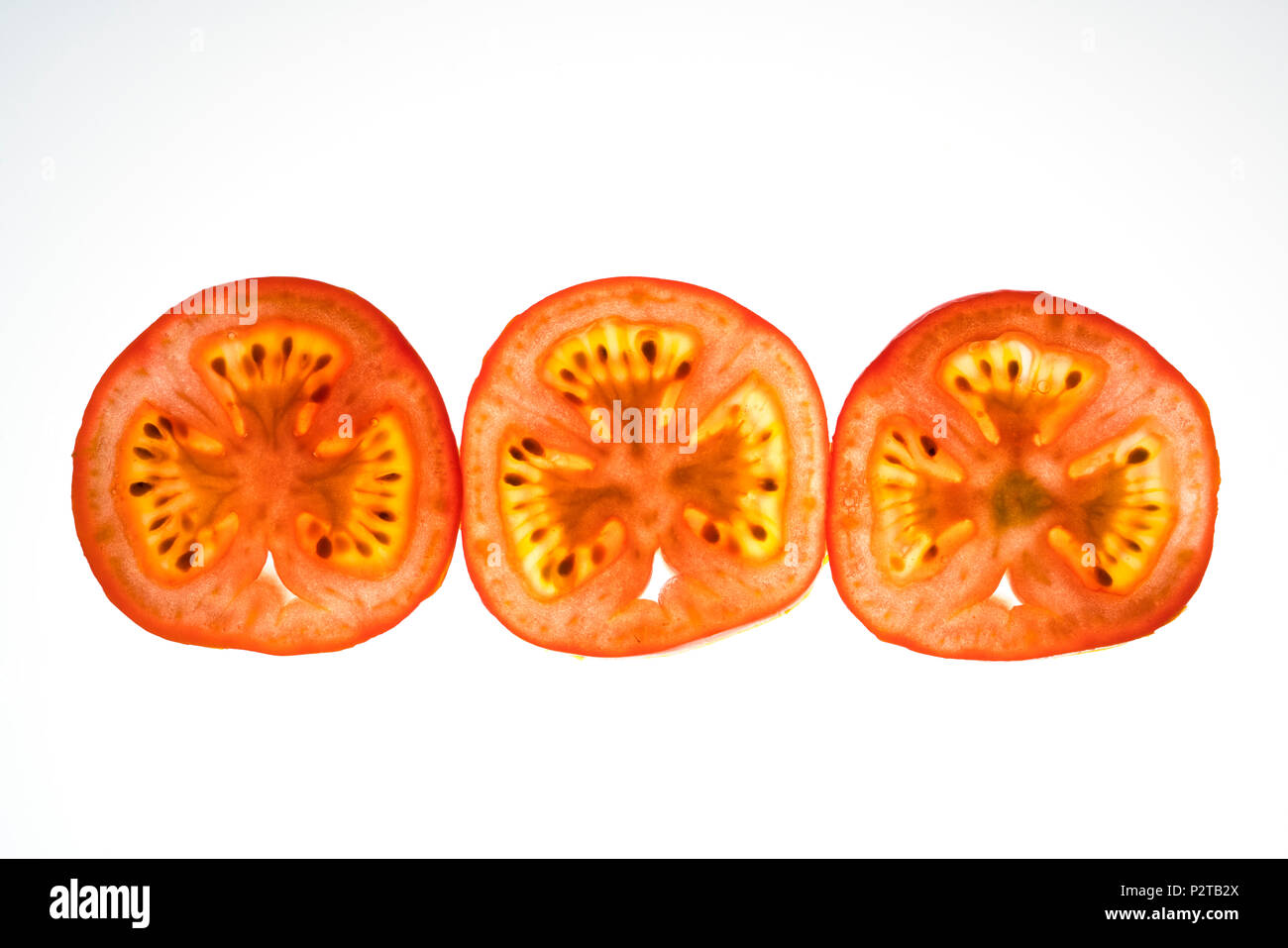 Tomatenscheiben beleuchtet von der Rückseite Stockfoto