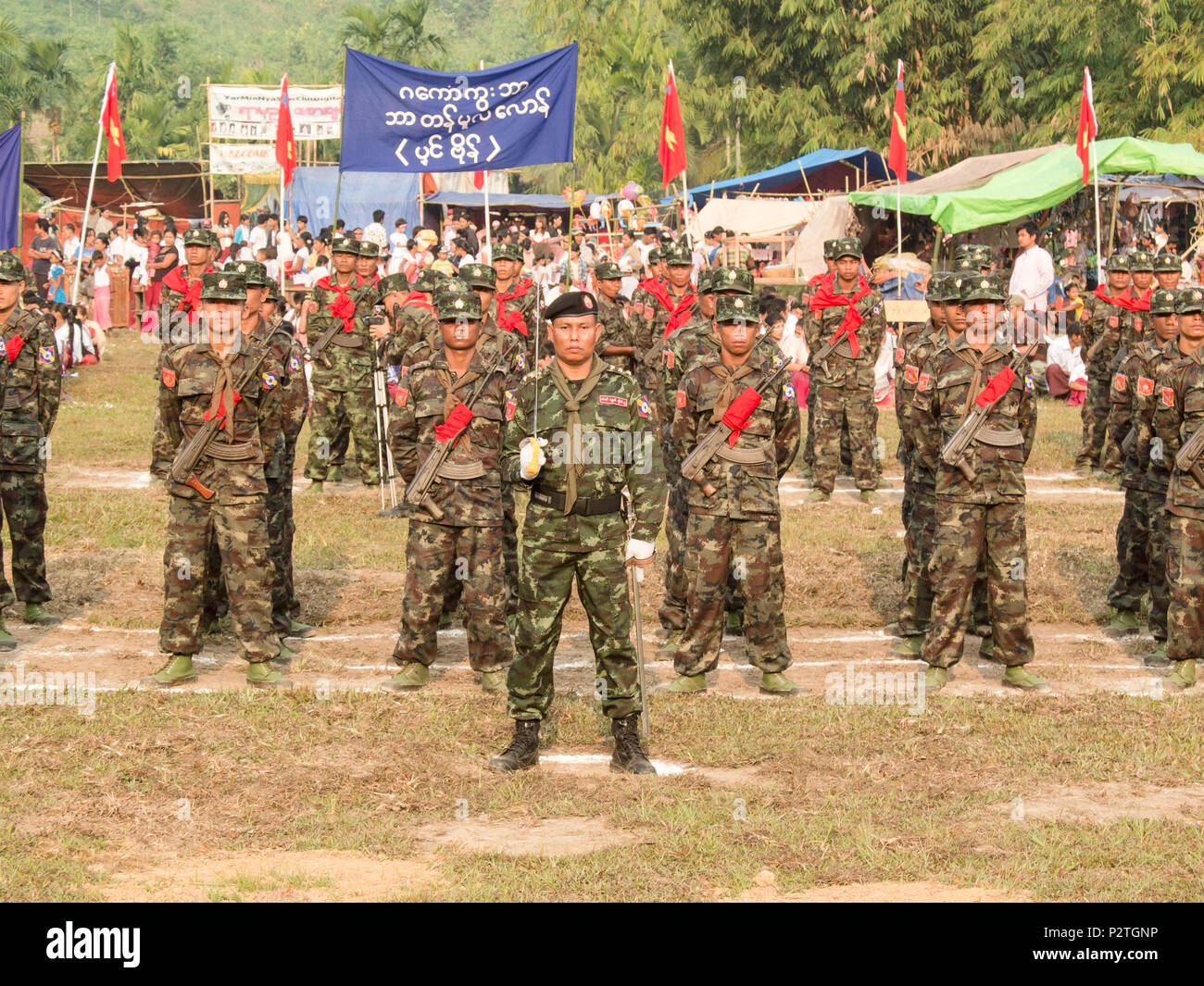 Kämpfer der Monland Restaurierung Armee in einer Parade zu Mon National Day in Mon, östlichen Myanmar feiern Stockfoto
