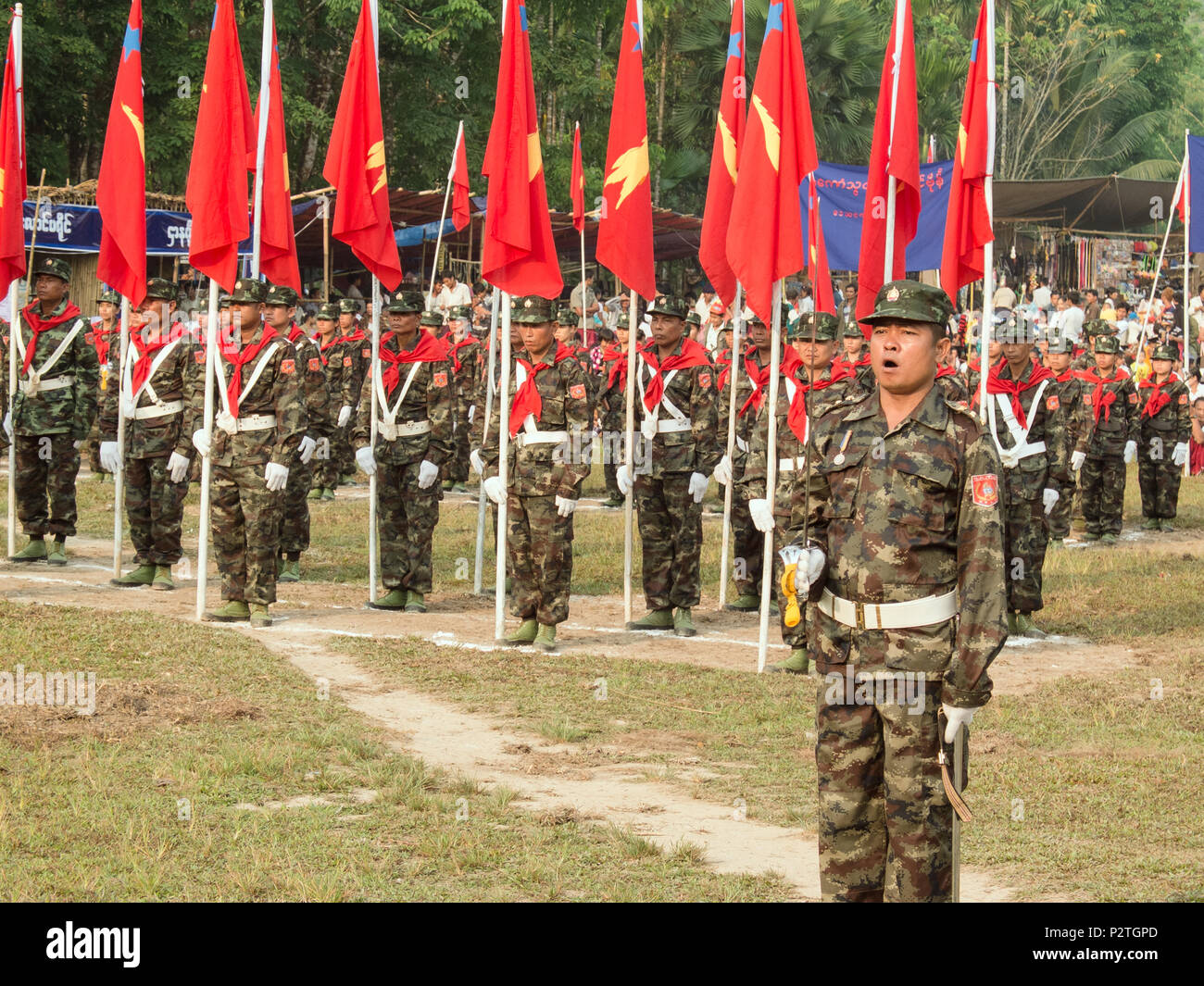 Kämpfer der Monland Restaurierung Armee in einer Parade zu Mon National Day in Mon, östlichen Myanmar feiern Stockfoto