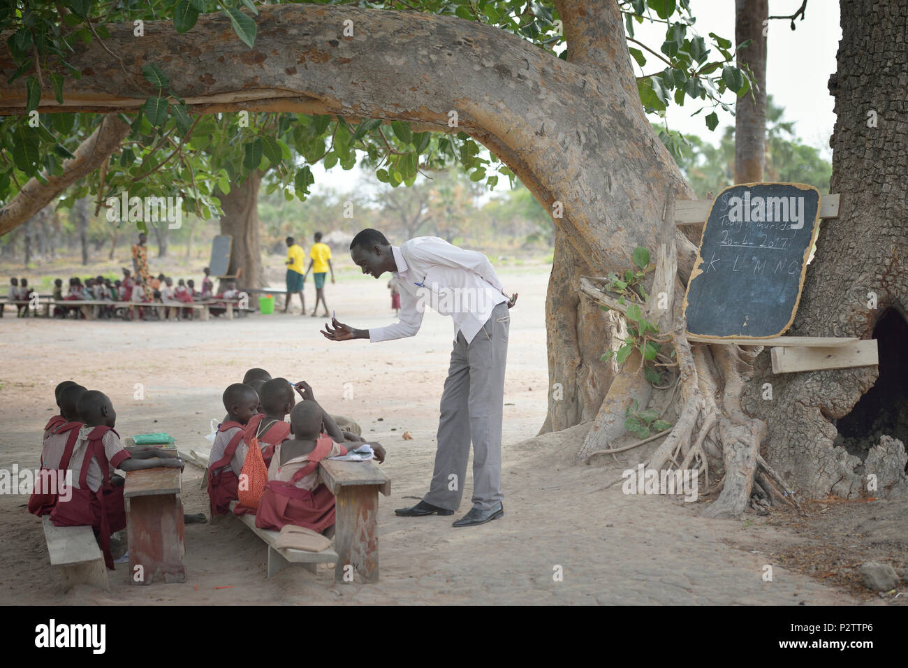 Eine Klasse unter einem Baum an der Loreto Grundschule in Rumbek, Sudan. Stockfoto