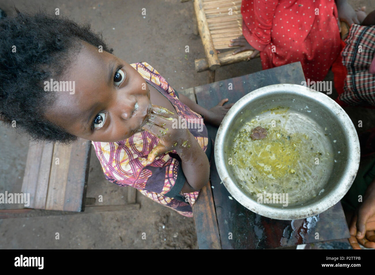 Zwei Jahre alte Jennifer Angel genießt die letzte Mahlzeit ihrer Familie in ein Lager für mehr als 5000 Vertriebene in Riimenze, South Sudan. Stockfoto