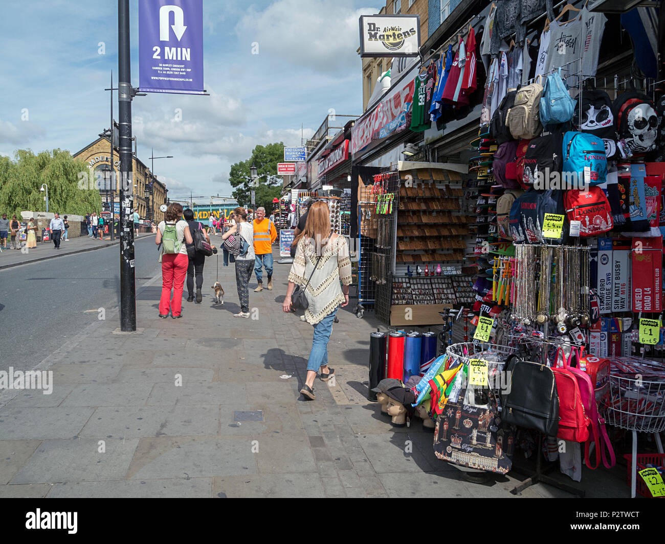 London, Großbritannien: 26. Juli 2016: Camden Town. Der geschäftigen bunten Geschäften in Camden sind einer der beliebtesten Orte in London bei Einheimischen und Touristen. Stockfoto