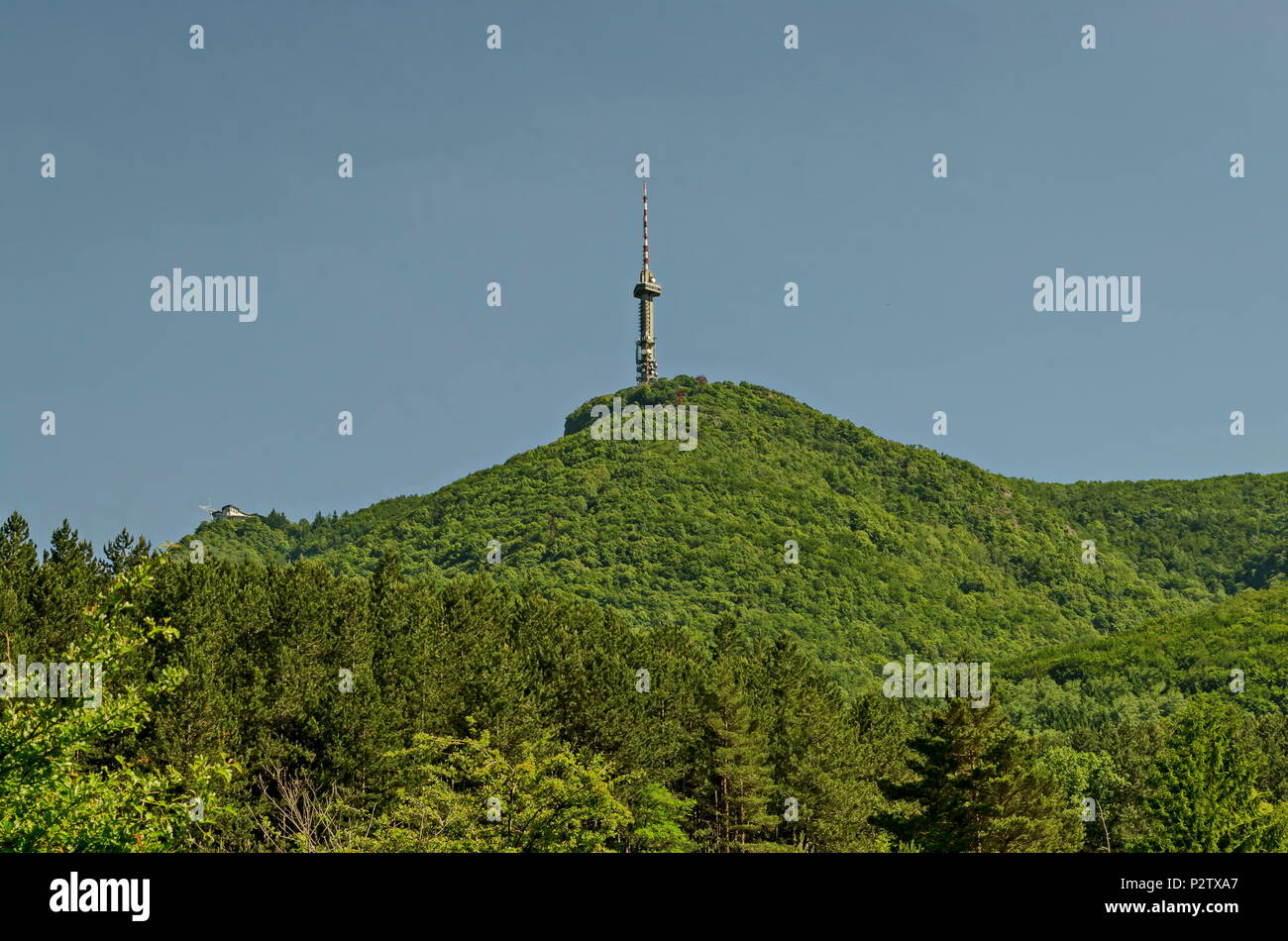 Landschaft der Berg Vitosha mit Fernsehturm auf einem Hügel, in der Nähe von Sofia, Bulgarien, Europa Stockfoto