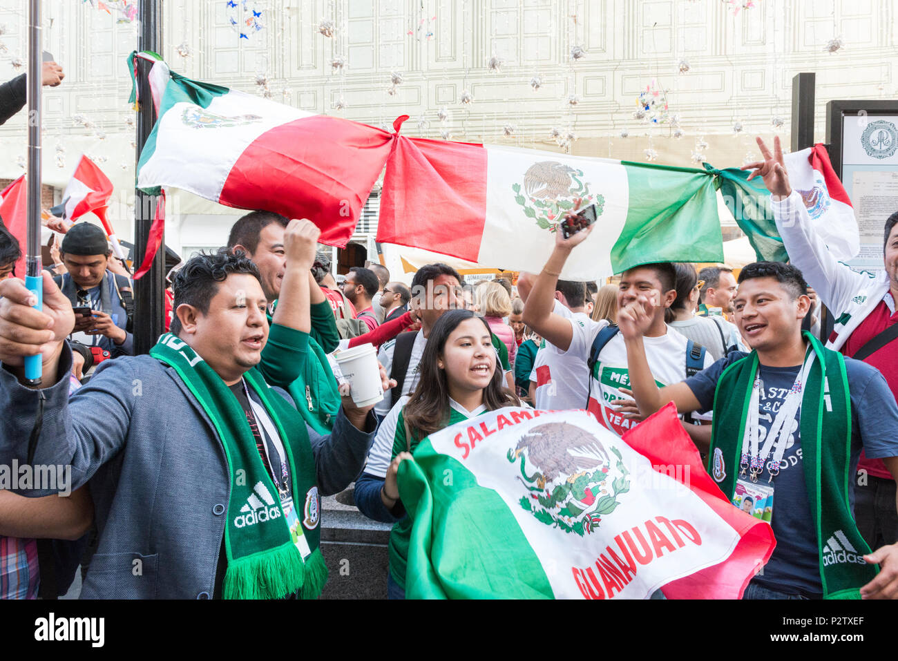 Moskau, Russland - 13 Juni, 2018: Horizontale Bild der Mexikaner Fans feiern in den Straßen von Moskau für die Wm, Russland Stockfoto