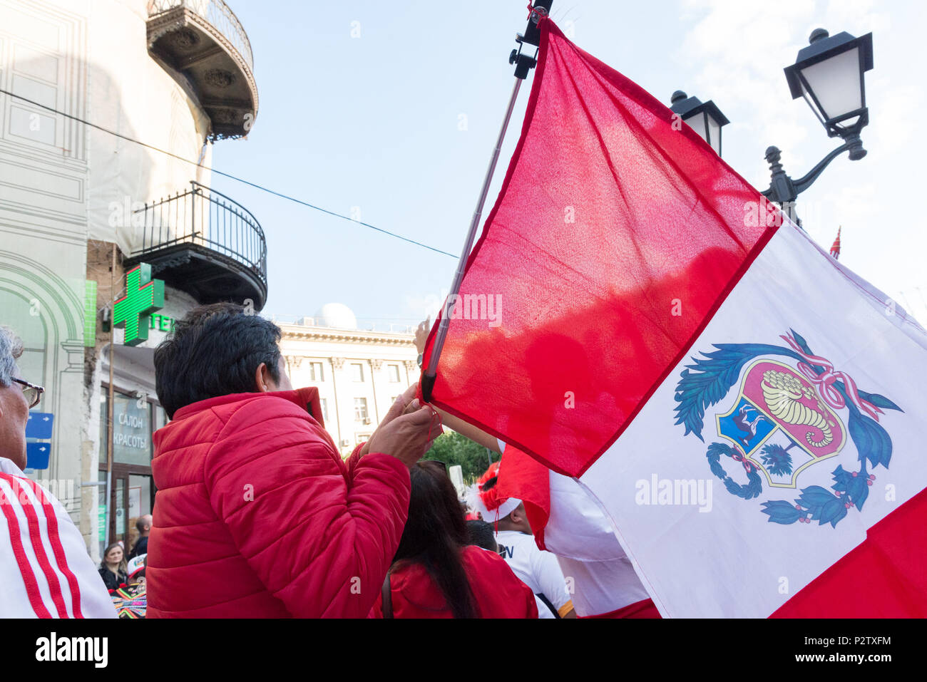 Moskau, Russland - 13 Juni, 2018: Horizontale Bild der Peruanischen mit Peru Flagge in den Straßen von Moskau für die Wm, Russland Stockfoto