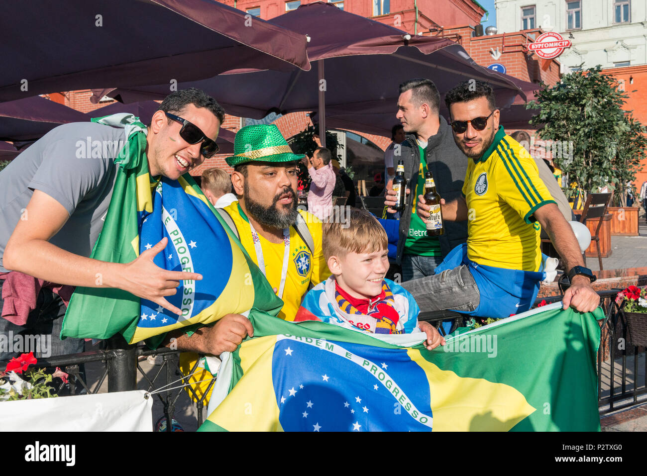 Moskau, Russland - 13 Juni, 2018: Horizontale Bild der brasilianischen Fans mit russischen Jungen in Moskau, Russland Stockfoto