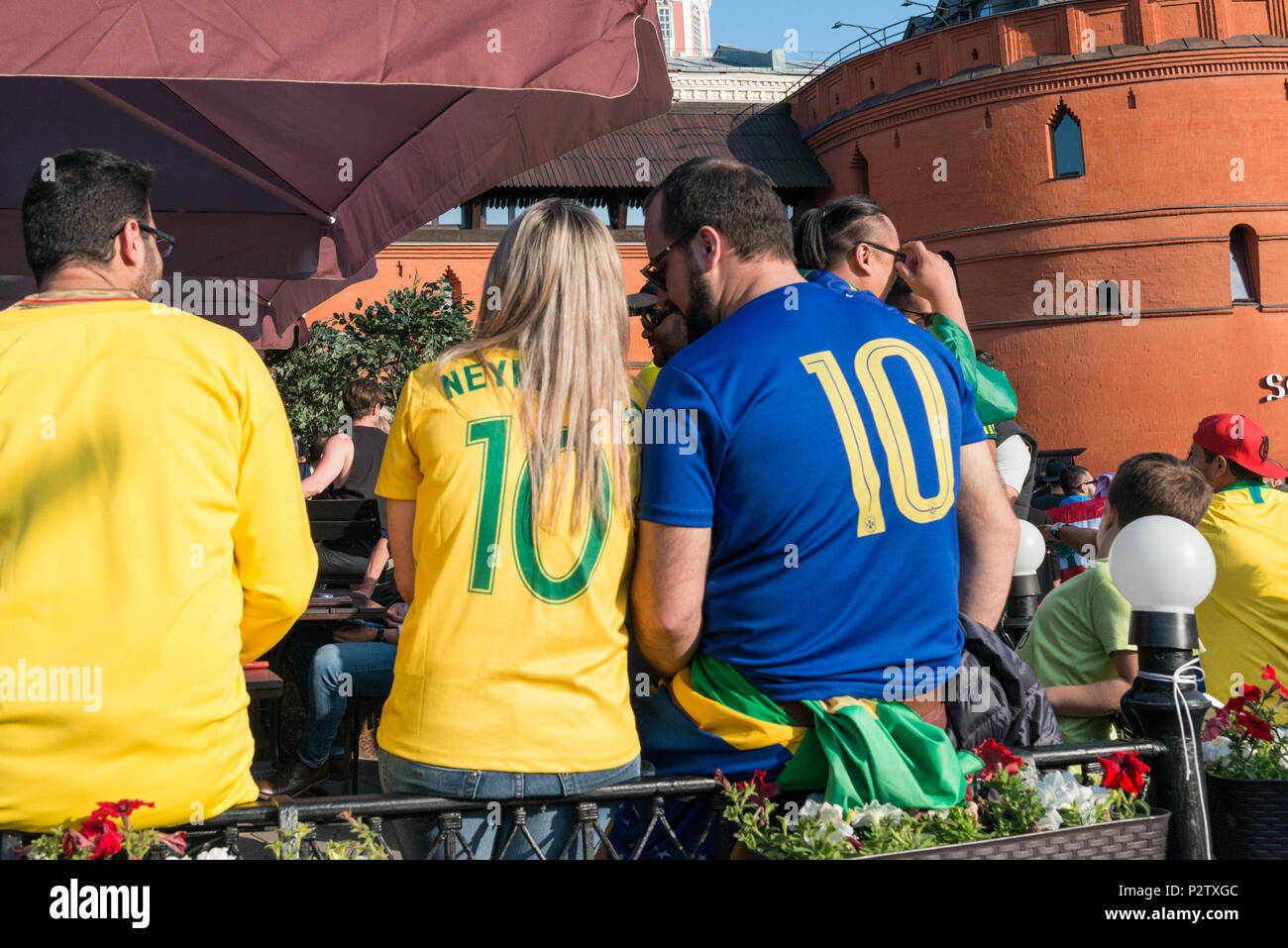 Moskau, Russland - 13 Juni, 2018: Horizontale Bild der brasilianischen Fans feiern in den Straßen von Moskau für die Wm, Russland Stockfoto