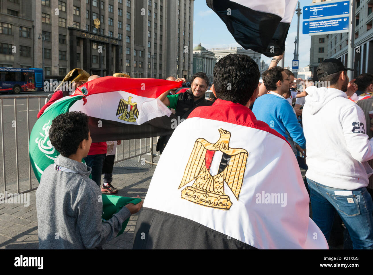 Moskau, Russland - 13 Juni, 2018: Horizontale Bild der Ägypter Fans feiern in den Straßen von Moskau für die Wm, Russland Stockfoto