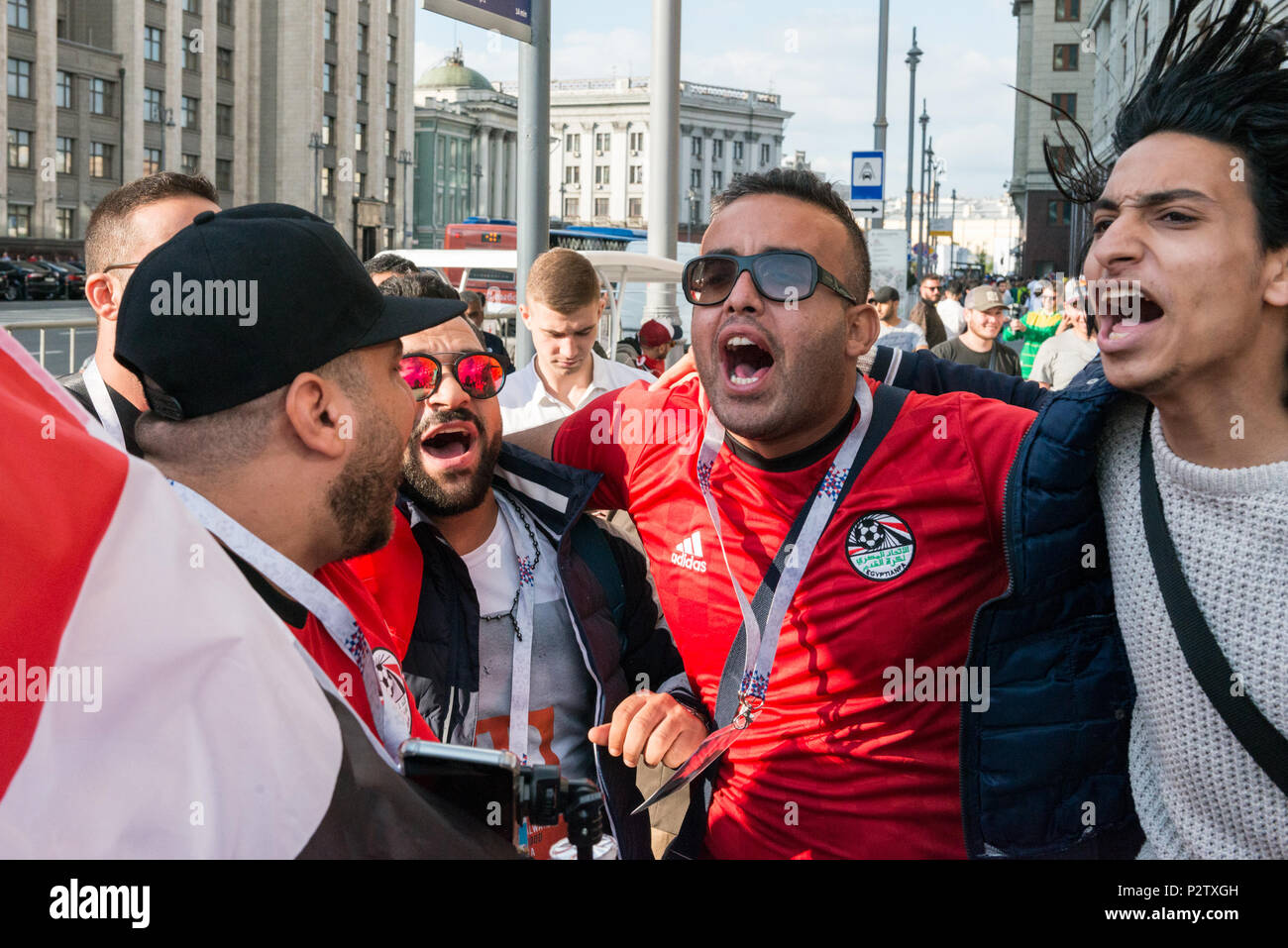 Moskau, Russland - 13 Juni, 2018: Horizontale Bild der Ägypter die Menschen auf den Straßen von Moskau Gesang für die Wm, Russland Stockfoto