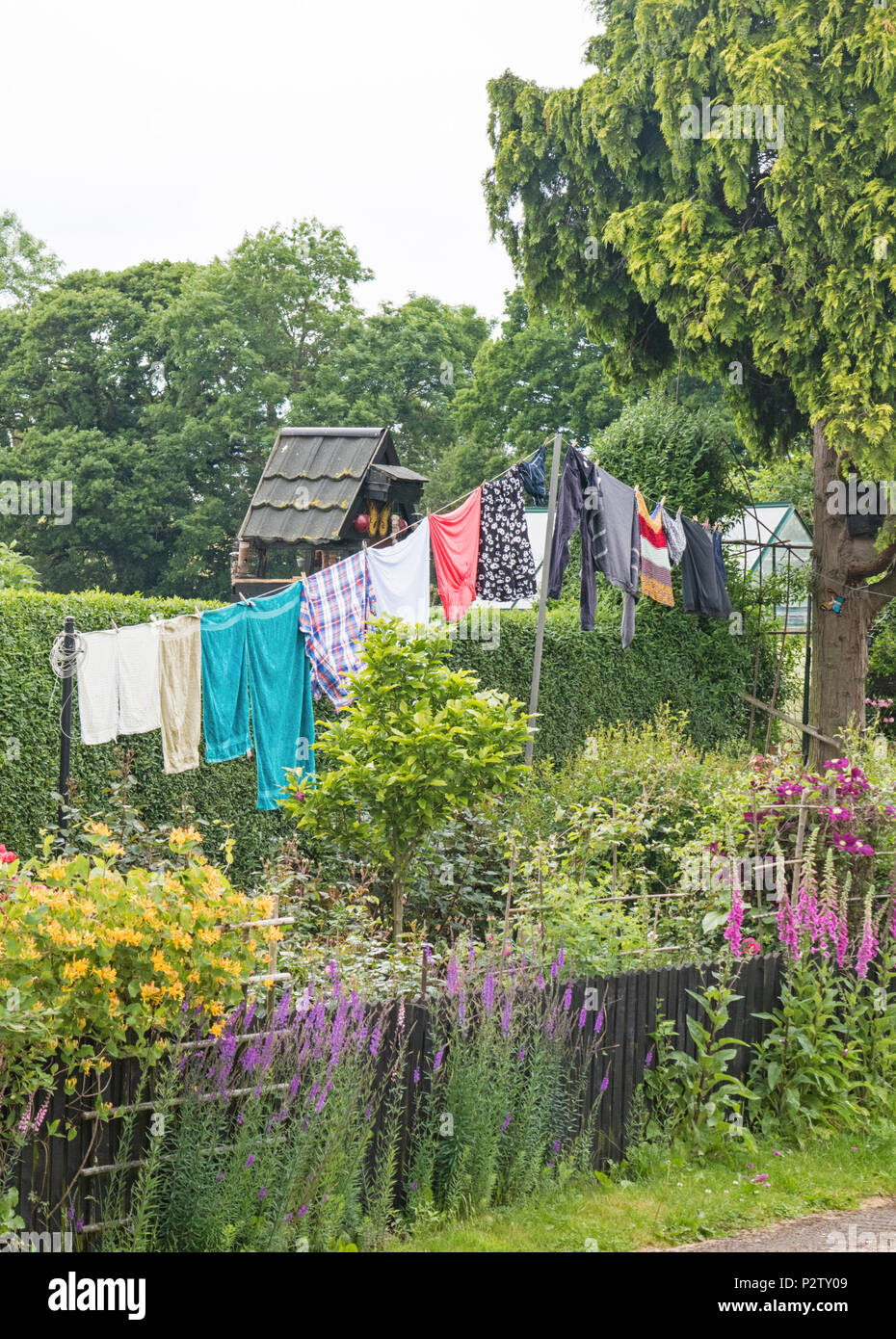 Wäscheleine in einem englischen Cottage Garten, England, Großbritannien Stockfoto