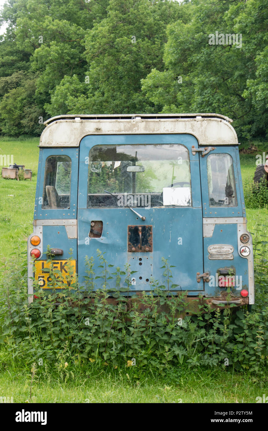 Alten Land Rover 110 in einem Feld, England, Großbritannien Stockfoto