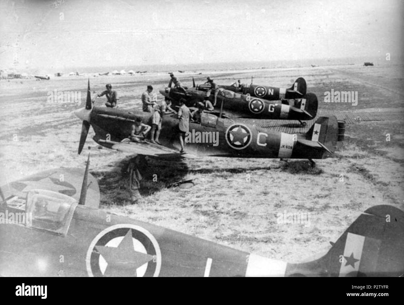 . Englisch: spitfires der Nr. 352 (Y) Squadron RAF, aka Balkan Air Force. Spitfires vor der ersten Sendung am 18. August 1944, vom Flughafen Canne - Italien auf den folgenden Seiten entnommen: Balkan Air Force-- OrphanBot (Talk) 05:20, 3 August 2008 (UTC) hinzugefügt, um die folgenden Seiten: Balkan Air Force - - - Gaston 200 (Talk) 13:28, 3 August 2008 (UTC). 18. August 1944. Unbekannt 84 Spitfires der Nr. 352 (Y) Squadron RAF, aka Balkan Air Force (18. August 1944) Stockfoto