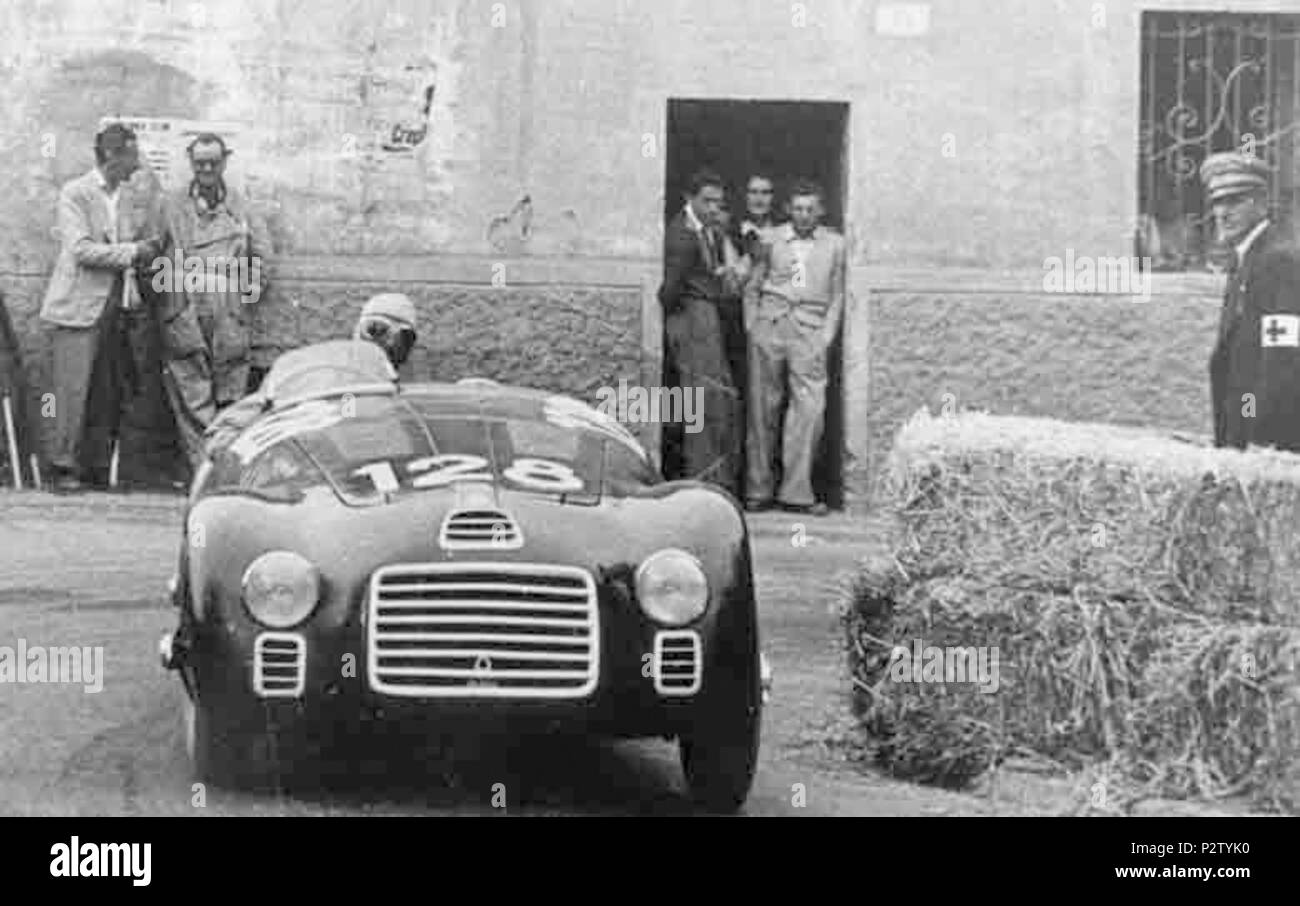 . Englisch: Franco Cortese Ferrari 125 Spyder Nr. 128 in einem Rennen in Modena am 11. Mai 1947. Er wollte nicht beenden (DNF).[1] Dies ist Chassis #01 C.[2][3]. 13. Dezember 2016. Unbekannter Fotograf 28 Ferrari 125 S-01 C-Cortese-Piacenza -1947-1 Stockfoto