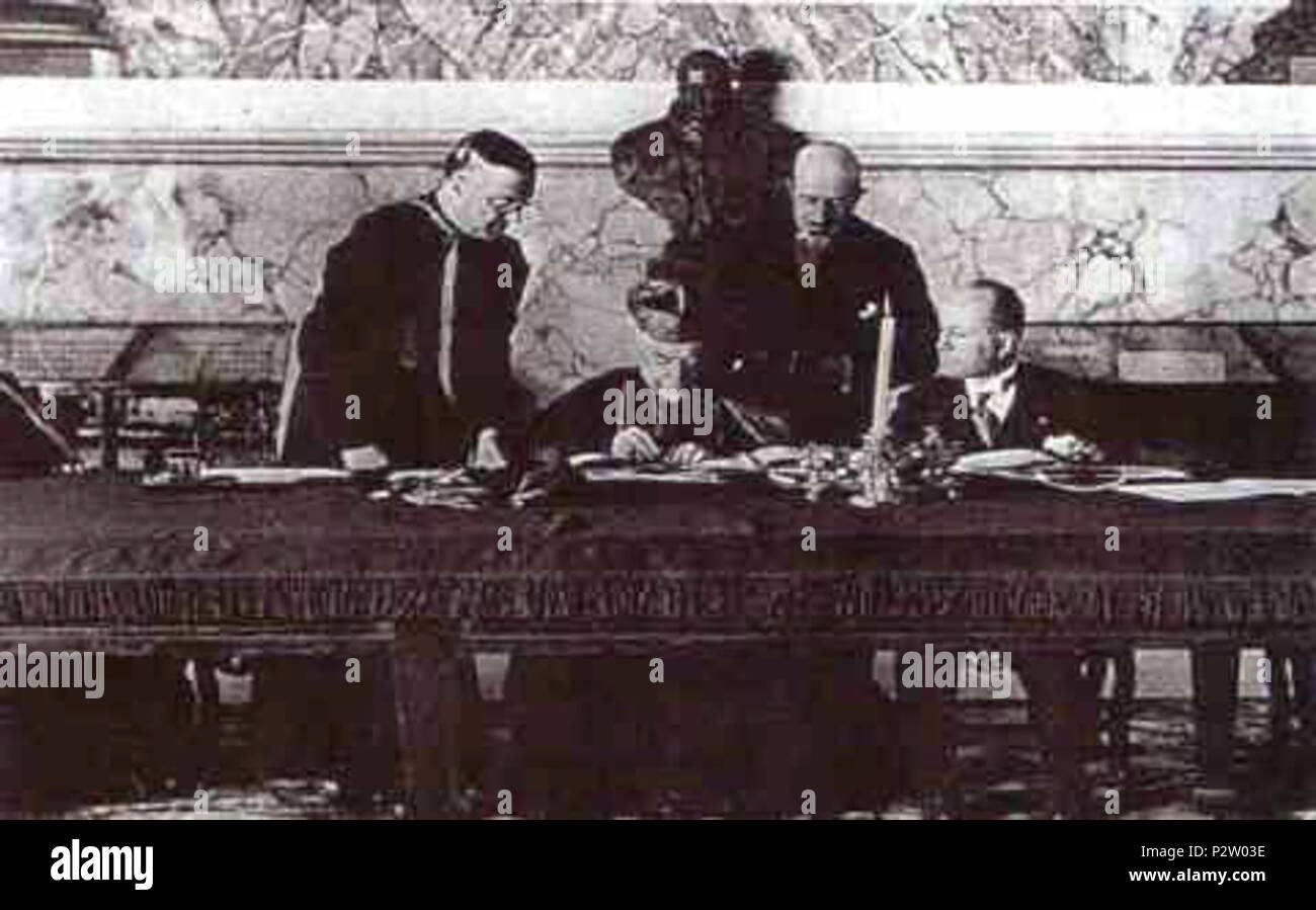 . Français: Unterzeichnung des Abkommen du Latran Italiano: Il momento della Firma dei Patti Lateranensi. 11. Februar 1929. Unbekannt 29 Firma dei Patti Lateranensi Stockfoto