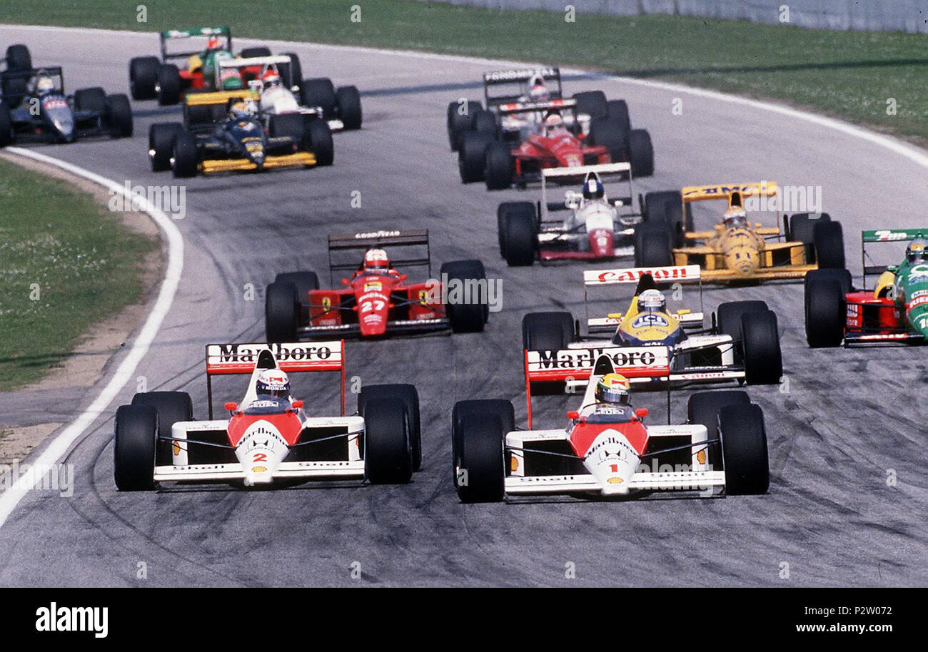 . Italiano: Ayrton Senna (n. 1) sorpassa Il compagno di Scuderia alla McLaren, Alain Prost (n. 2), alla curva Tosa del Circuito di Imola, alla ripartenza del Gran Premio di San Marino 1989 di Formel 1. Il brasiliano effettuò ugualmente nonostante la Manovra sul Francese ich durch avessero in precedenza convenuto, ai, di Non attaccare colui che alla prima tornata Fosse in Testa entrato in quella Curva: La rottura del Patto scatenò La cosiddetta "guerra della Tosa", Dando il là definitivo all'Accesa rivalità Prost-Senna. Lizenzierung 1989 1989 Imola, 1989. 23. April 1989. Unbekannt 30 Formel 1, GP Stockfoto