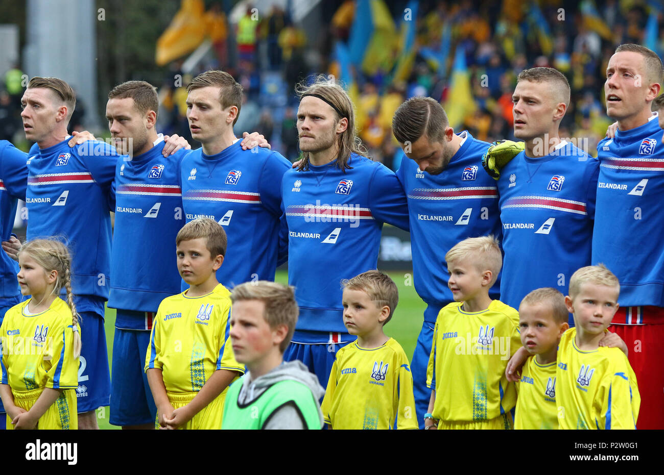 REYKJAVIK, Island - 5 September, 2017: die Spieler der Nationalmannschaft von Island hören Nationalhymnen vor der FIFA Fußball-Weltmeisterschaft 2018 qualifizieren Stockfoto