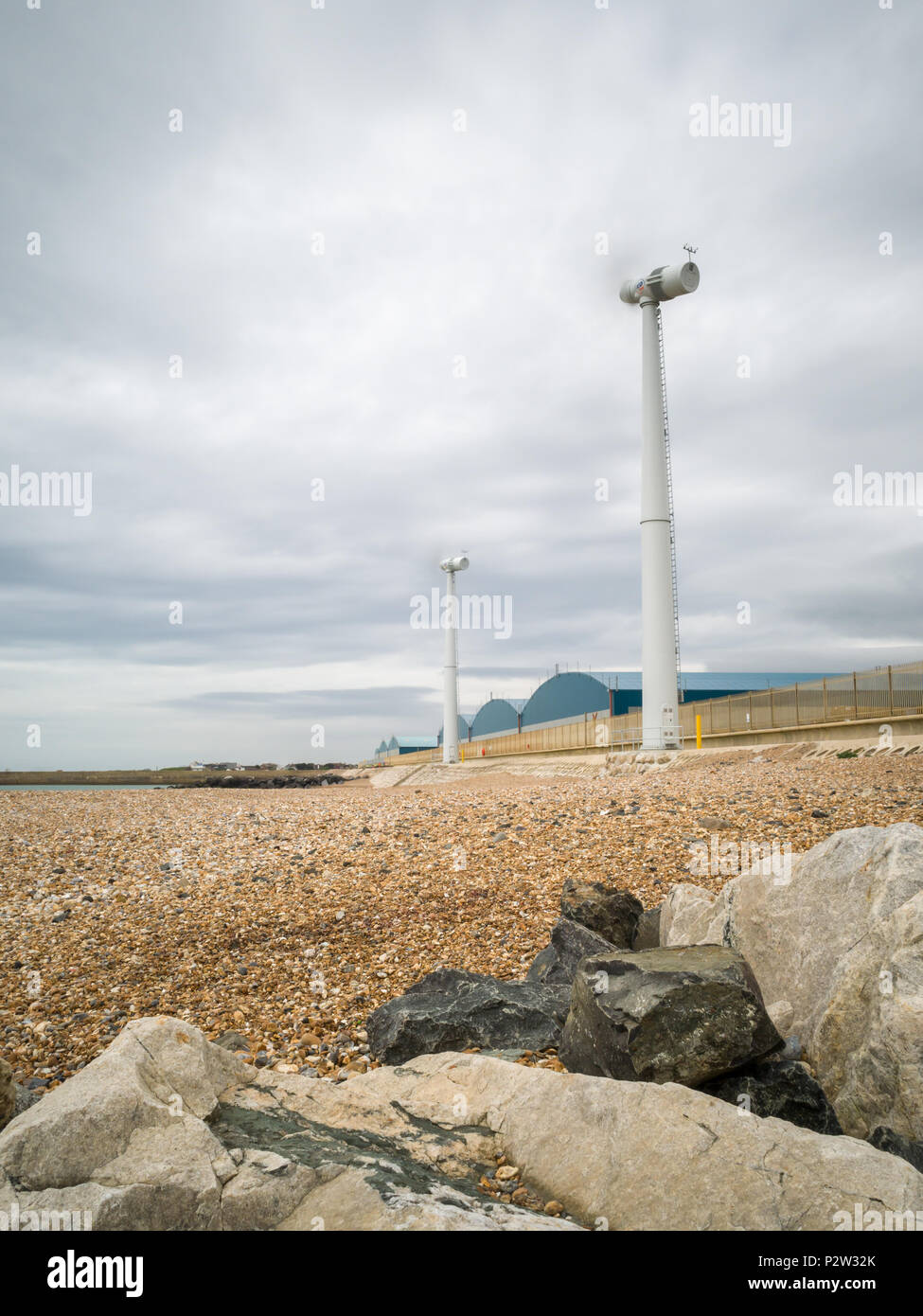 Windturbinen am Strand von Shoreham Harbour, East Sussex, England, Großbritannien. Stockfoto