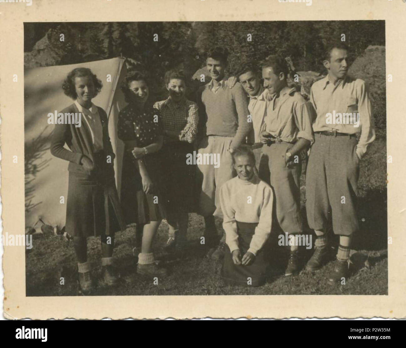 . Englisch: Gruppenfoto einschließlich Eugenio Gentil Tedeschi und seinen Freunden auf einem Campingplatz Reise in die italienischen Alpen, Anfang der 1940er Jahre. Von links: Anna Fubini, Lia Fubini, Giulia Colombo, Alberto Salmoni, Franco Tedeschi, Eugenio Gentili Tedeschi (stehend, 2. von R), Franco Momigliano, Anna Maria Levi. Anfang der 1940er Jahre. Eugenio Gentili Tedeschi 26 Eugenio Gentili Tedeschi mit Freunden in den italienischen Alpen Stockfoto
