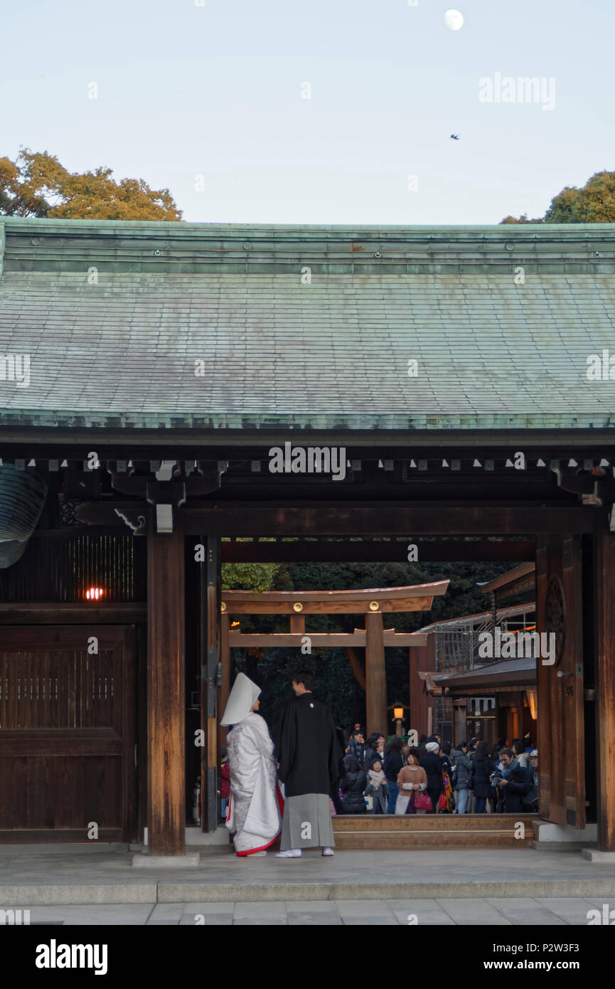 Japanische Braut und Bräutigam. Meiji Jingu 明治神宮 Schrein. Shibuya, Tokio Stockfoto