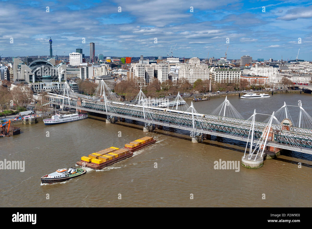 Luftaufnahme von Hungerford Bridge, Golden Jubilee Bridges, zwei Kabel - Fußgängerzone waren Brücken über die Themse in London, England, Großbritannien Stockfoto