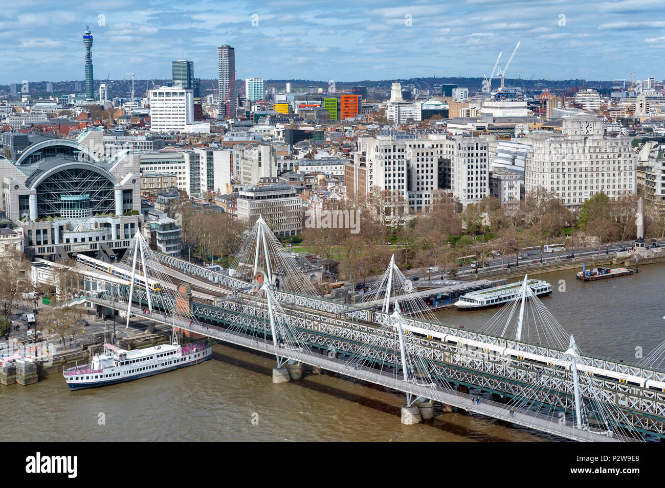 Luftaufnahme von Hungerford Bridge, Golden Jubilee Bridges, zwei Kabel - Fußgängerzone waren Brücken über die Themse in London, England, Großbritannien Stockfoto