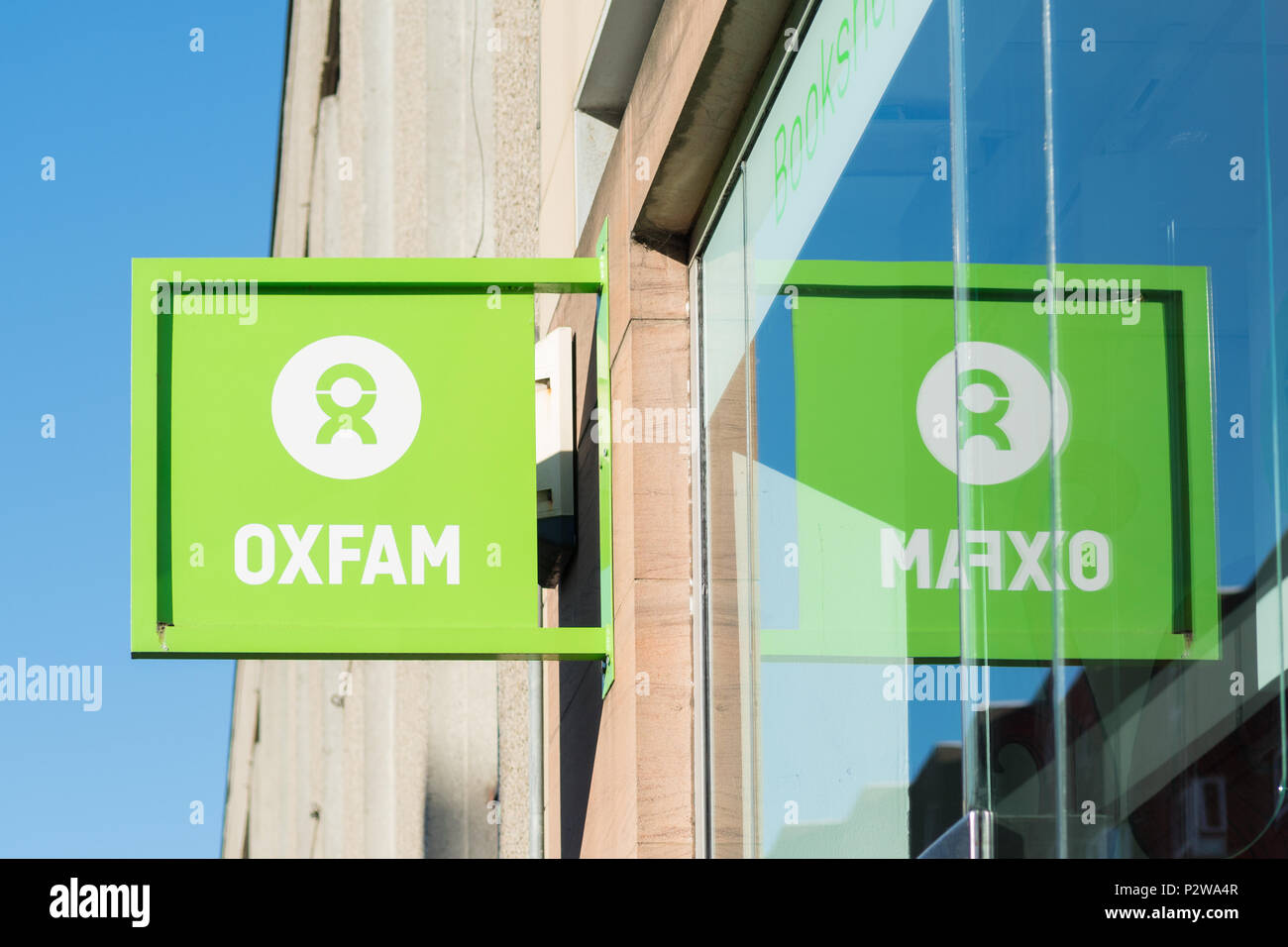 Oxfam logo und melden Sie sich im Fenster Stockfoto