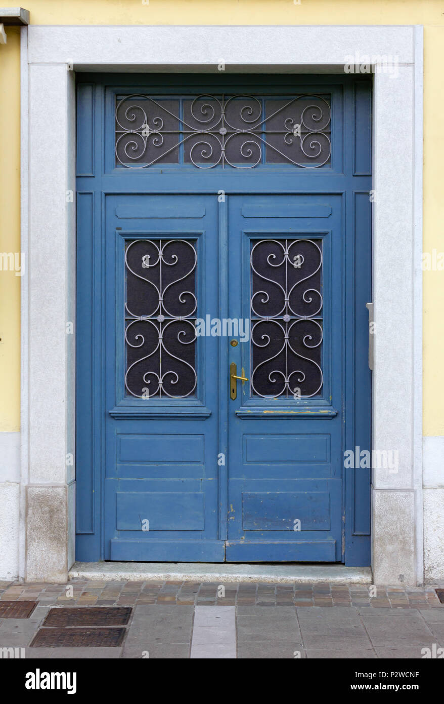 Holz- blaue Tür auf der gelben Fassade eines historischen Gebäudes Stockfoto