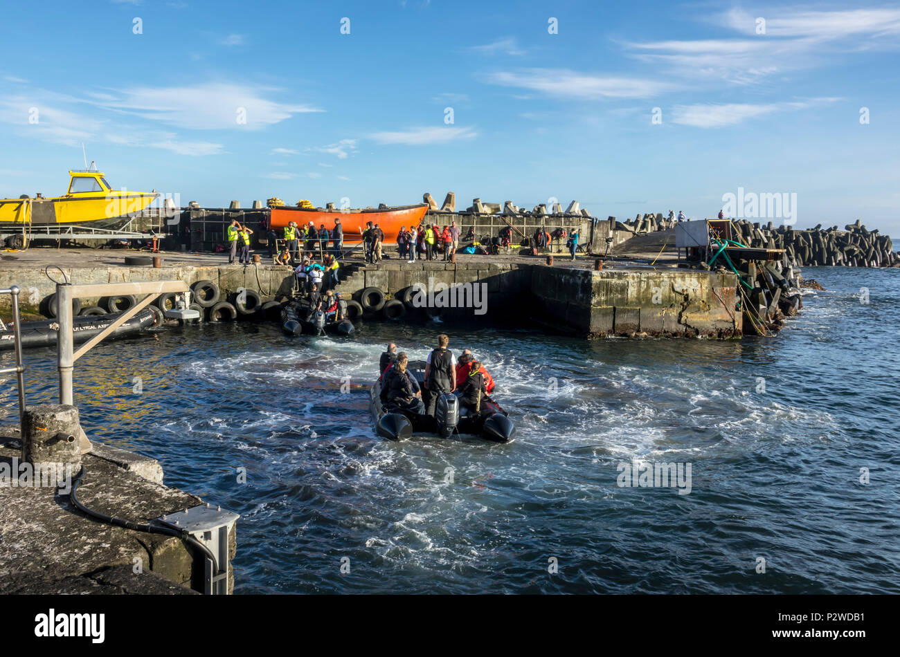 Zodiacs aus der französischen Flagge Kreuzfahrtschiff Le Lyrial Landung Passagiere auf Tristan da Cunha, Britisches Überseegebiete, South Atlantic Ocean Stockfoto