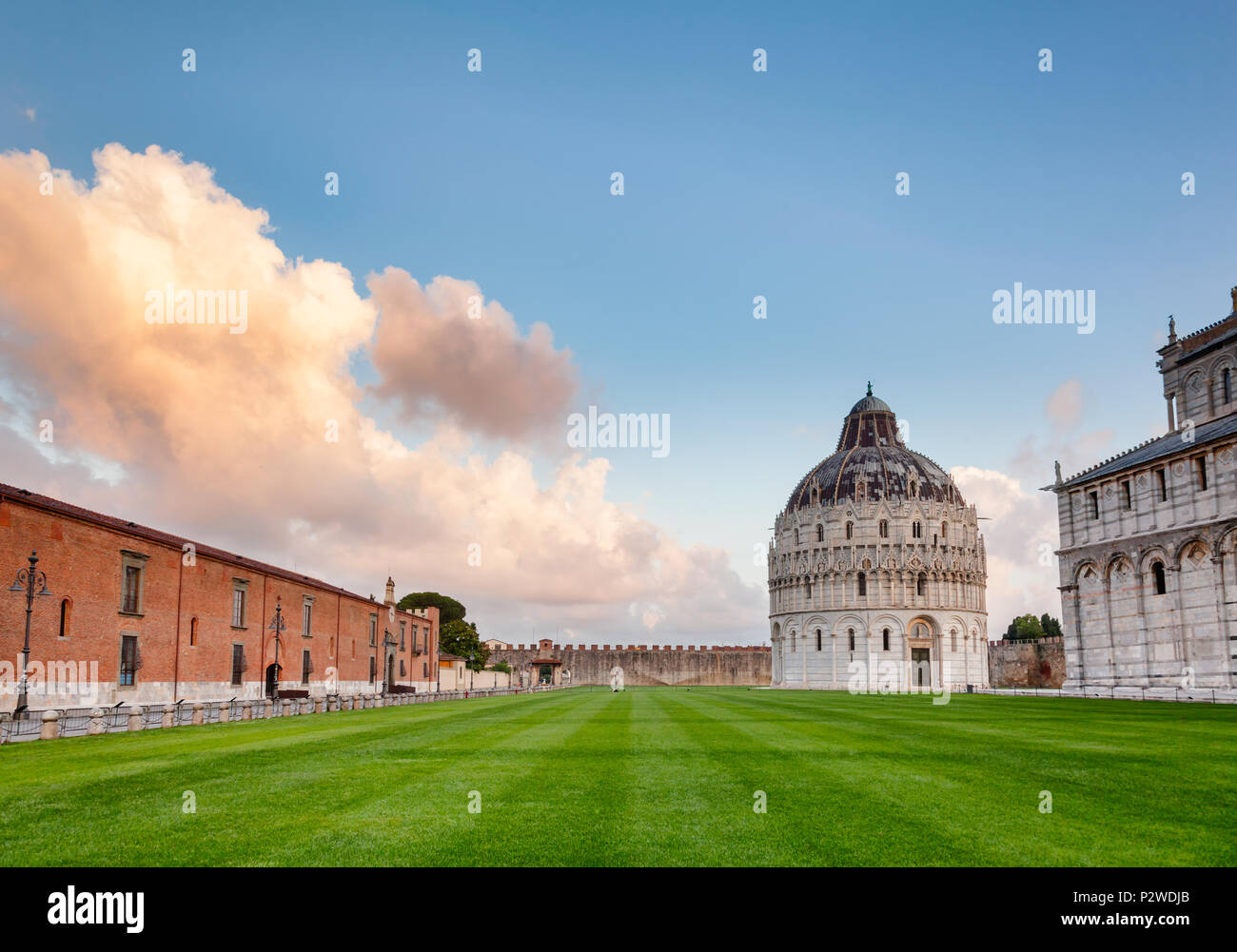 Piazza dei Miracoli (Platz der Wunder) oder die Piazza del Duomo (Domplatz) mit Pisa Baptisterium und Pisa Kathedrale im Morgenlicht, Pisa, Tu Stockfoto