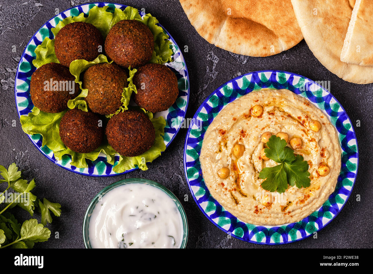 Klassische Falafel und Hummus auf die Teller. Ansicht von oben. Stockfoto
