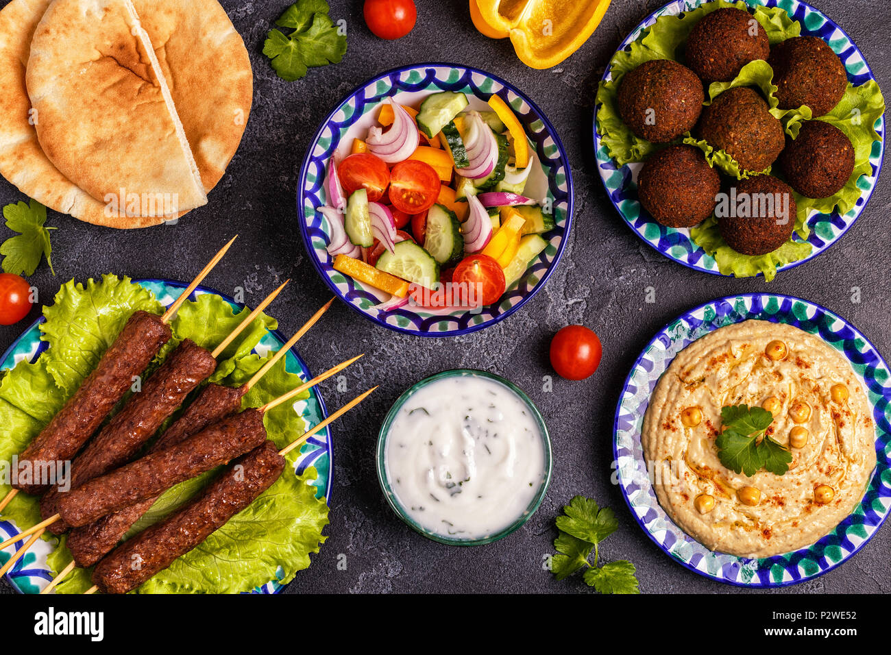 Klassische Döner, Falafel und Hummus auf die Teller. Ansicht von oben. Stockfoto