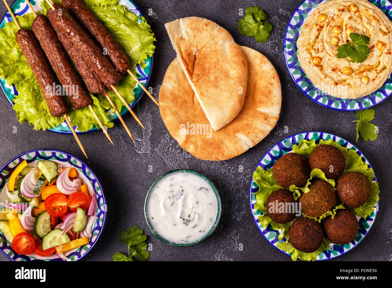 Klassische Döner, Falafel und Hummus auf die Teller. Ansicht von oben. Stockfoto