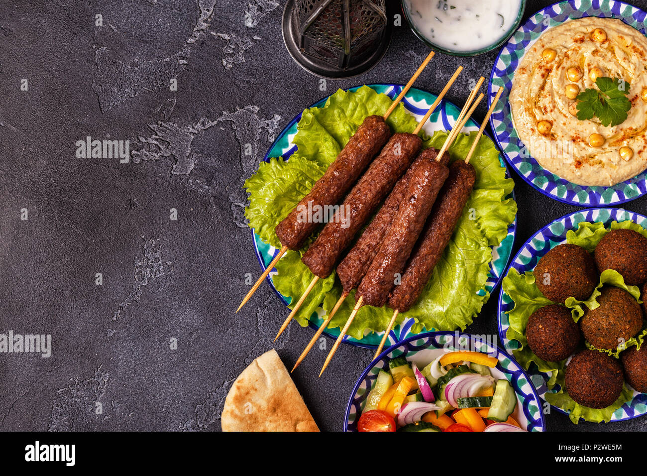 Klassische Döner, Falafel und Hummus auf die Teller. Ansicht von oben, kopieren. Stockfoto
