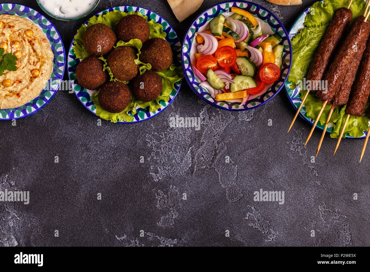 Klassische Döner, Falafel und Hummus auf die Teller. Ansicht von oben, kopieren. Stockfoto