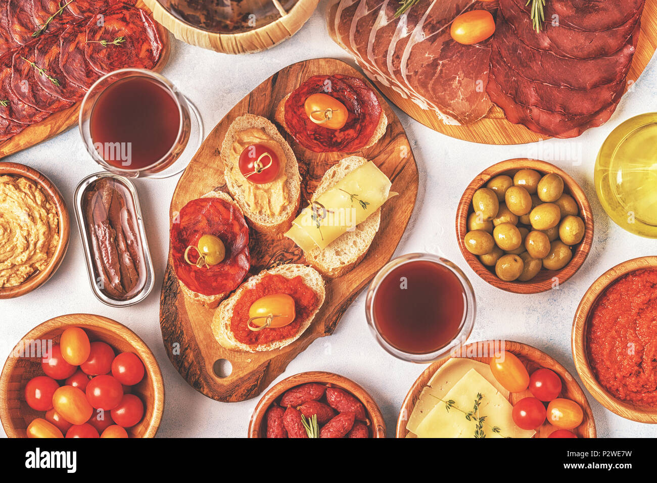 Typische Spanische Tapas Konzept Konzept Gehoren Scheiben Schinken Chorizo Wurst Schusseln Mit Oliven Tomaten Sardellen Purierte Kichererbsen Kase Stockfotografie Alamy