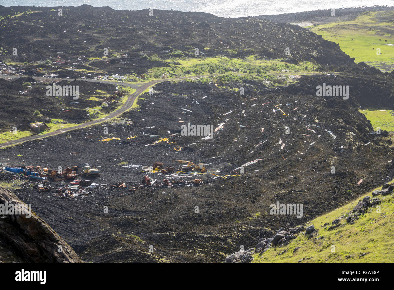 Blick auf die Reste der alten Fischfabrik in der Ausbruch 1961 in Tristan da Cunha, Britisches Überseegebiete, South Atlantic Ocean zerstört Stockfoto