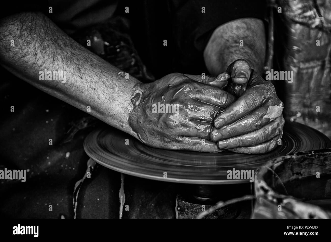 Die Hände eines Töpfers Ton gestalten, Detail der Handwerker, der Kunst und der Schaffung von Arbeitsplätzen in Spanien Stockfoto