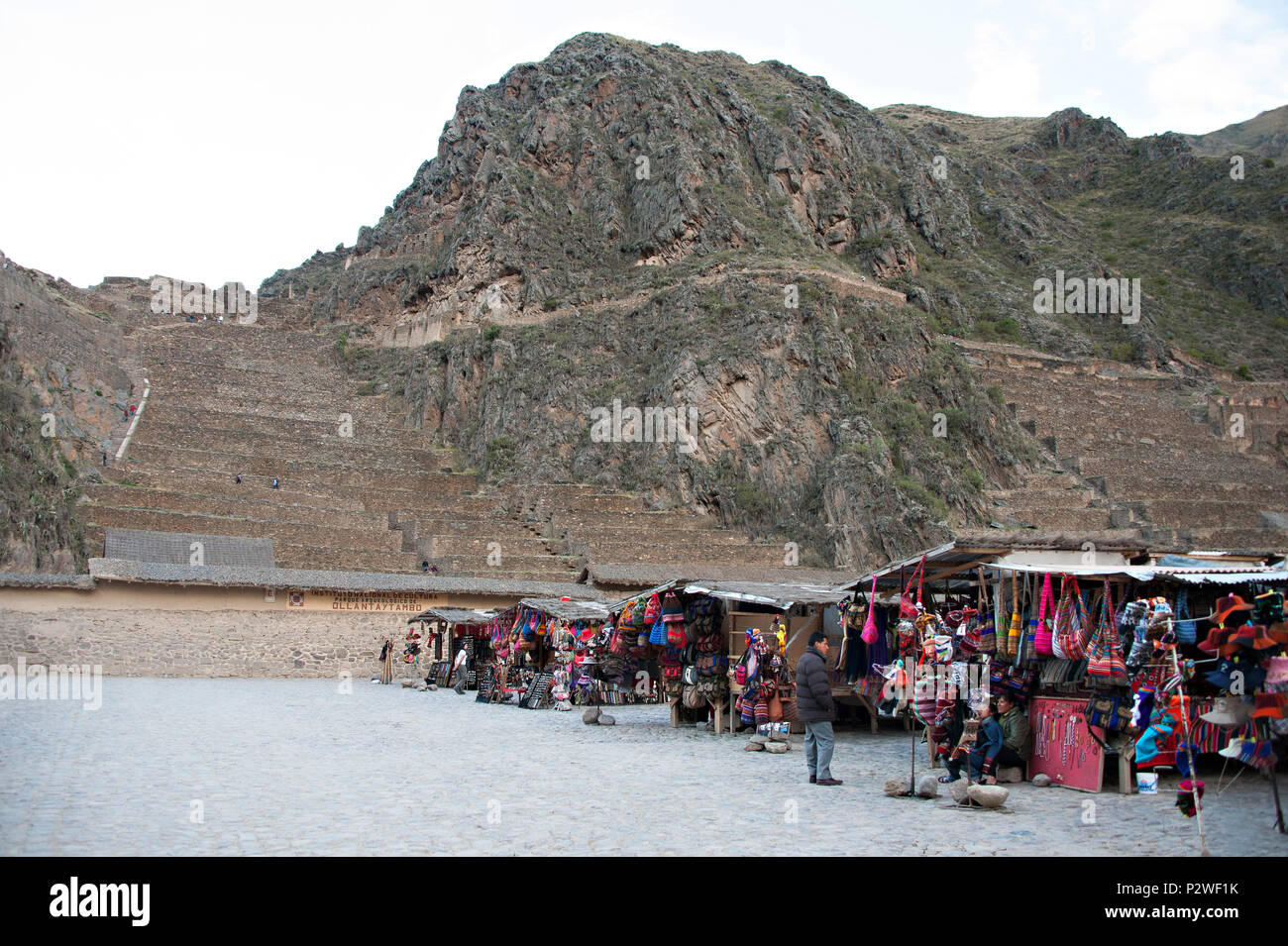 Der Eingang und der Access Point an einen der Anden mit Blick auf eine alte Inka Dorf Ollantaytambo im Heiligen Tal von Peru. Stockfoto