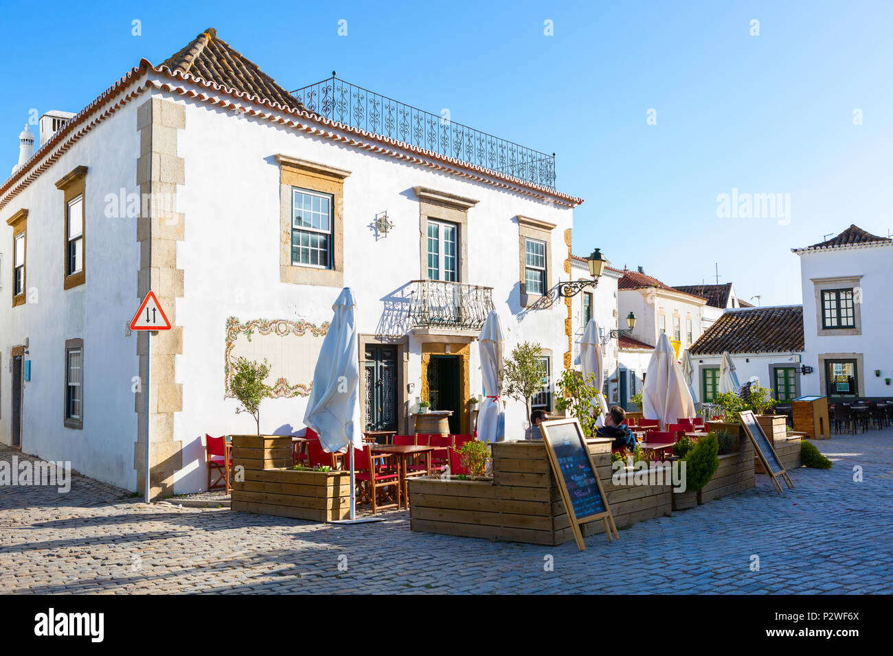 Blick auf das traditionelle Gebäude und Street Cafe in der Altstadt von Faro, Algarve, Portugal. Stockfoto