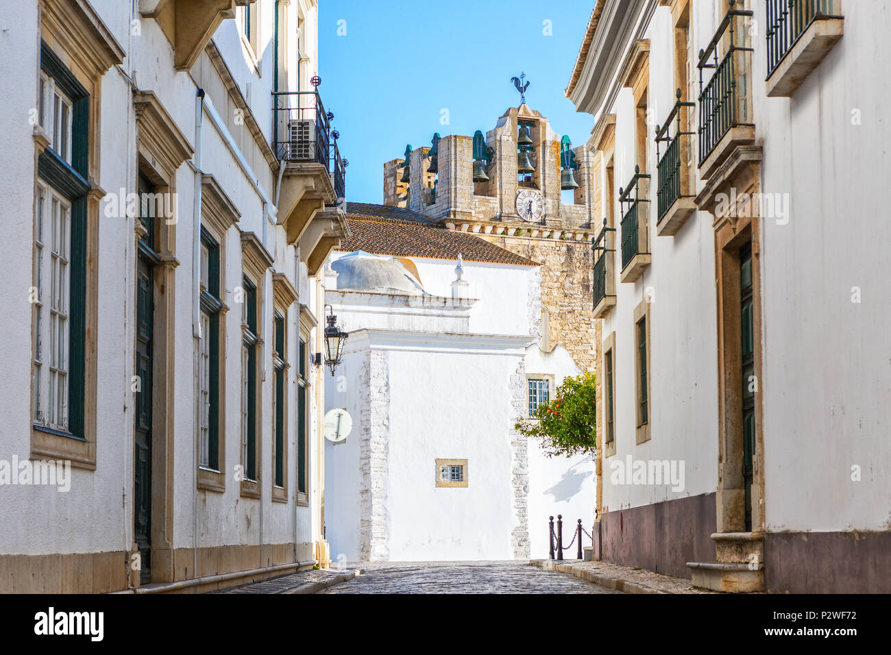 Gasse in der Altstadt von Faro, Algarve, Portugal. Stockfoto